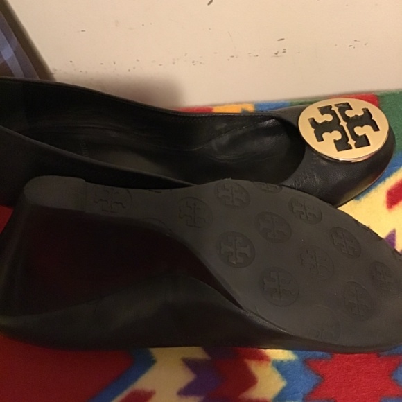 🔥SALE! TORY BURCH, SIZE 9 1/2 med, pre-owned , small lose insole on left shoe🔥 - Picture 4 of 10